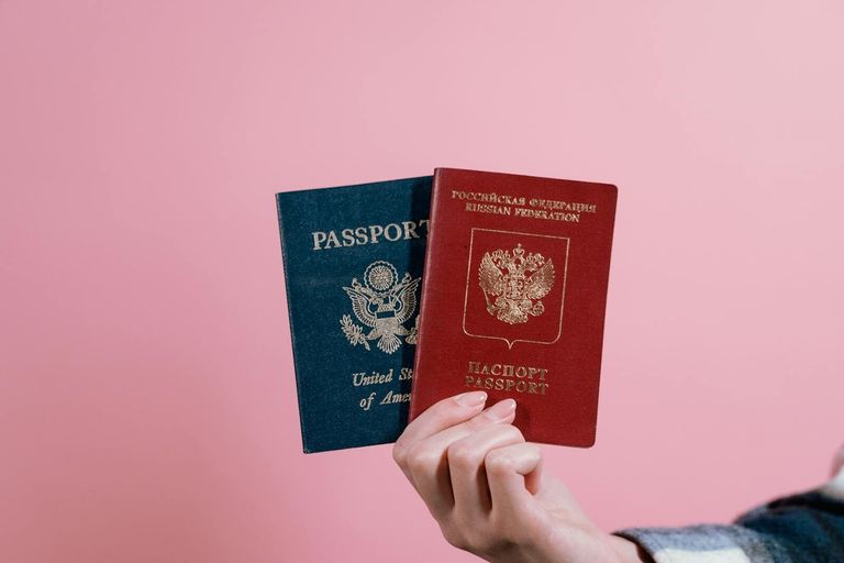 osoba trzymająca paszport w celu wzięcia pożyczki