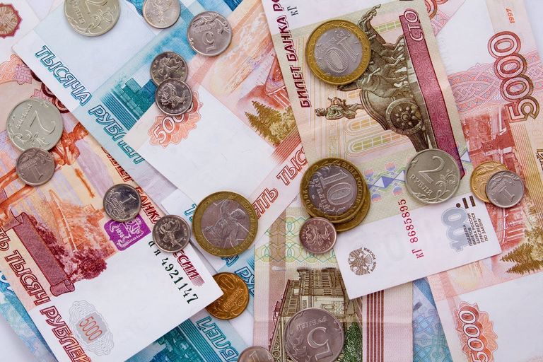 stos pięniędzy z niespłaconych chwilówek