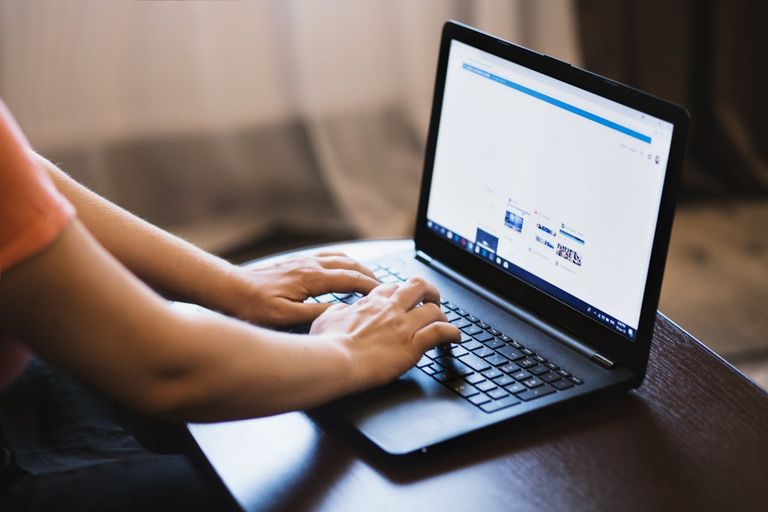 osoba ktora sprawdza w internecie czy firma pożyczkowa działa legalnie