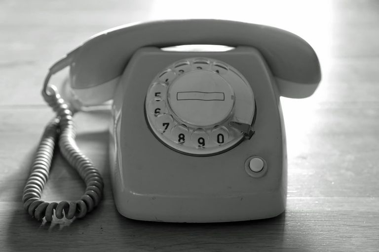 KIDT telekomunikacja w postaci staromodnego telefonu