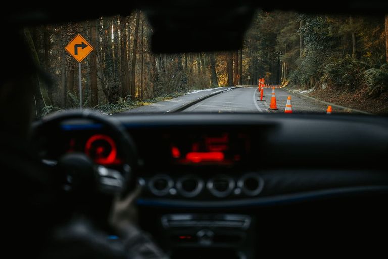 jeżdżący samochód z osobą która jest na kredycie na prawo jazdy